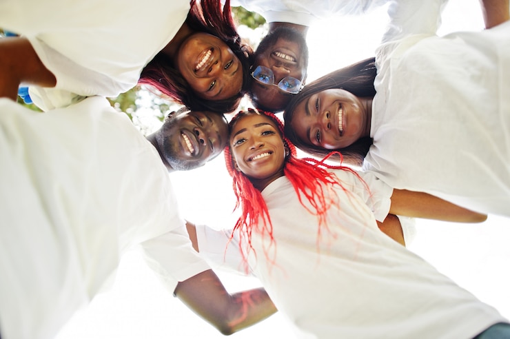 Photo group of happy african volunteers
