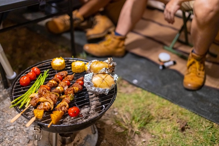 Photo 幸せなアジア人のグループ夏の夜に夕食を食べながら一緒にギターを弾いて歌う男性と女性の友人