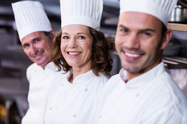 Gruppo di chef felici, sorridendo alla telecamera