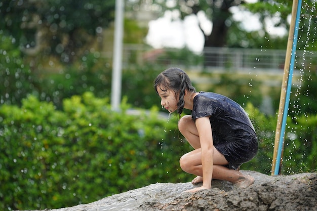 遊び場で遊んで幸せな子供たちのグループ