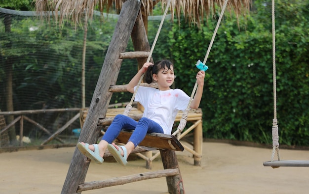 Gruppo di bambini felici che giocano al parco giochi