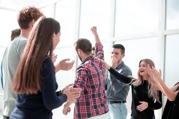 Gruppo di dipendenti felici in piedi in ufficio