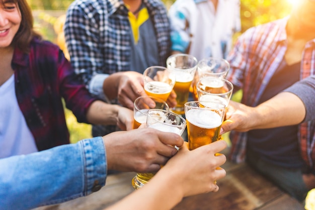 Gruppo di amici felici che vivono uno stile di vita sano e rilassarsi tifando con birra e bevendo birra