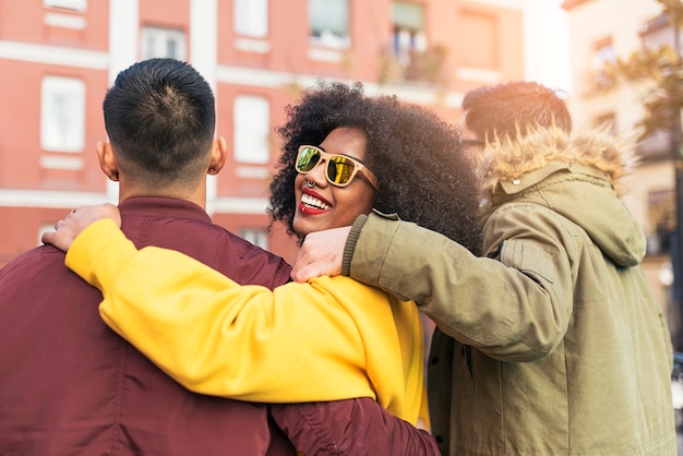 Photo group of happy friends walking in the street. friendship concept.