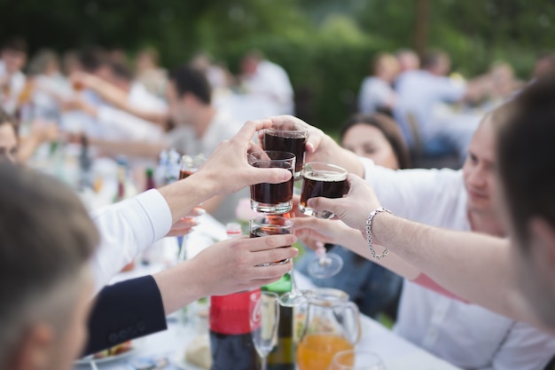 Foto gruppo di persone felici che tengono bicchieri e tostatura