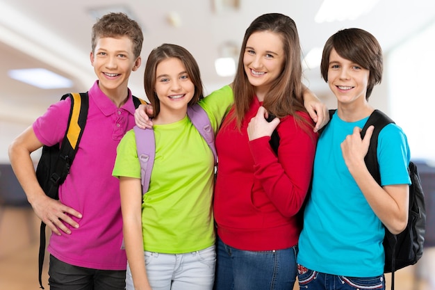 Foto gruppo di studenti felici della scuola che sorridono alla macchina fotografica