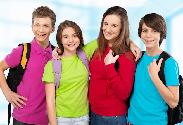 Foto gruppo di studenti felici della scuola che sorridono alla macchina fotografica