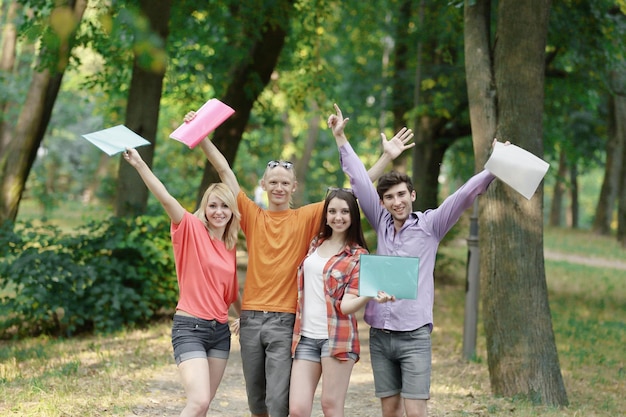 Gruppo di studenti felici nel parco cittadino