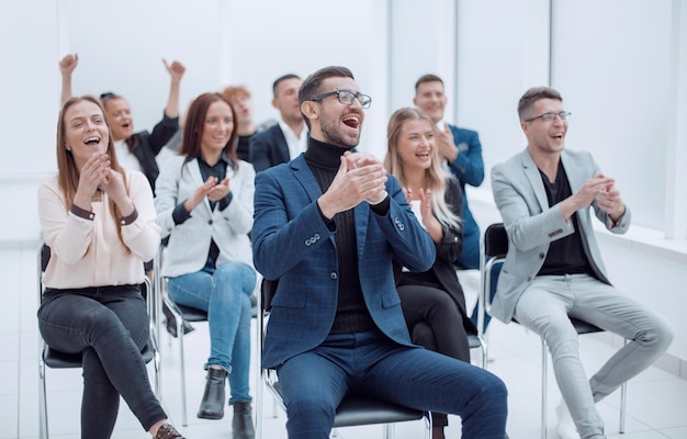 Photo group of happy young people applauding during the seminar