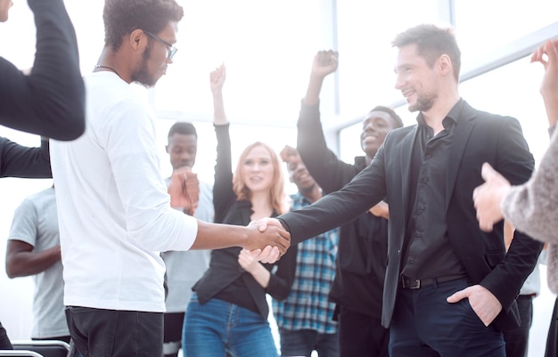 Gruppo di giovani felici che applaudono i loro leader