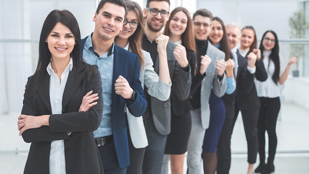 Gruppo di giovani felici in fila. il concetto di lavoro di squadra