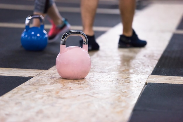 크로스 피트니스 스튜디오에서 kettlebells와 운동을하는 건강한 젊은 운동 선수의 그룹