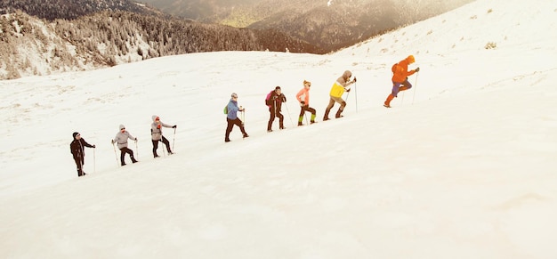 雪山で道を進んでいるハイカーのグループ