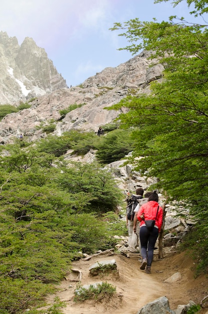 ラグナ・ネグラ避難所への道でバリロチェでトレッキングをしている山中のハイカーのグループ