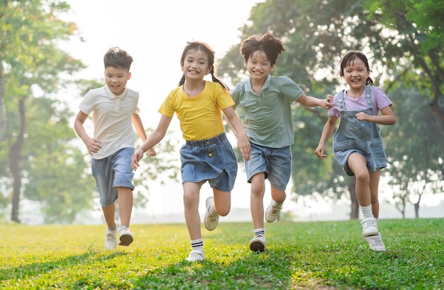 公園で楽しんでいるアジアの子供たちのグループの画像