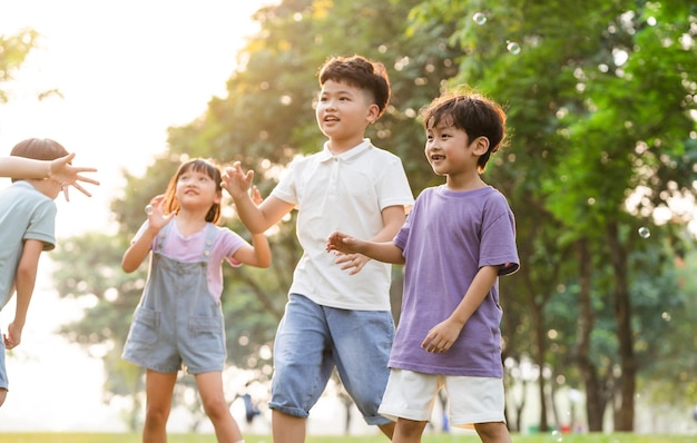 公園で遊んでいる可愛いアジアの子どもたちのグループの画像