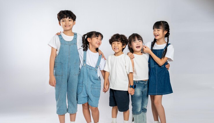 Photo 색 배경 에 포즈 를 취 하는 귀여운 아시아 어린이 들 의 그룹