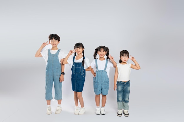 白い背景にポーズをとっている可愛いアジアの子供たちのグループの画像