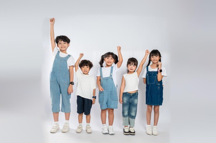 Photo 색 배경 에 포즈 를 취 하는 귀여운 아시아 어린이 들 의 그룹