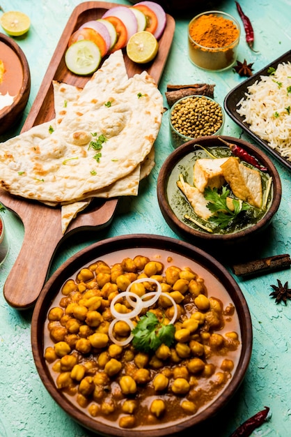 パラックパニールバターマサラ、チョーリーまたはチョーラ、黒目豆のカレーとナンとライスなどのインド料理のグループ