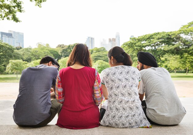 인도 사람들의 그룹이 함께 selfie을 복용