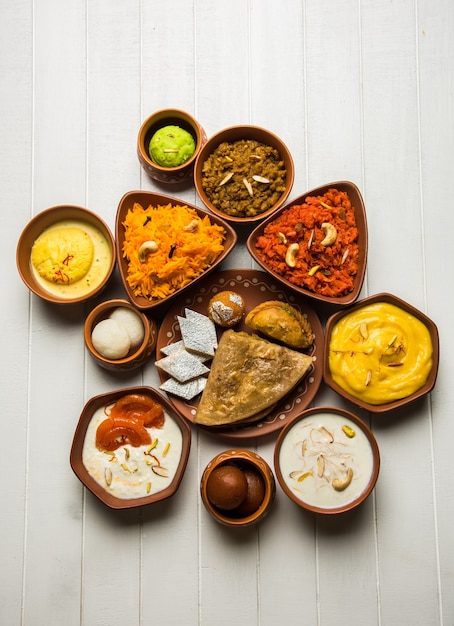 테라코타 그릇, 선택적 초점에 인도 달콤한 또는 mithai의 그룹