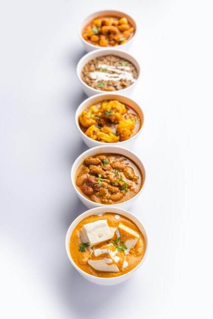 Photo group of indian vegetarian dishes hot and spicy punjabi cuisine meal assortment in bowls