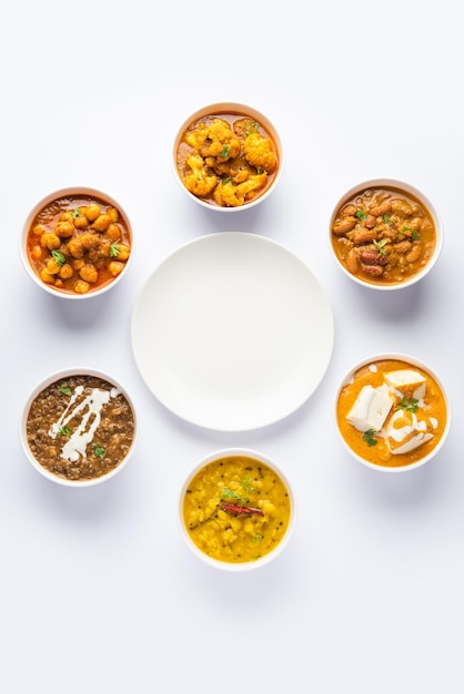 Photo group of indian vegetarian dishes hot and spicy punjabi cuisine meal assortment in bowls