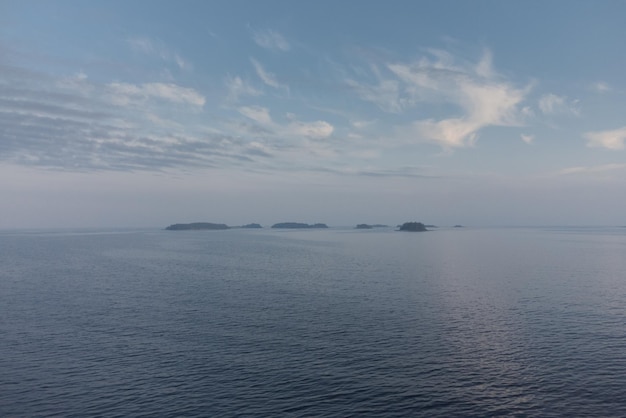 Photo a group of islands in the open sea