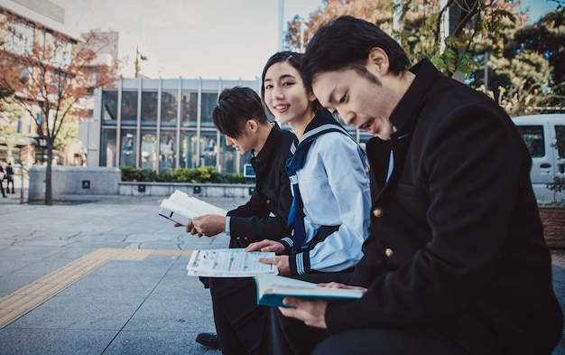 일본 청소년의 그룹, 학교 하루에 라이프 스타일 순간