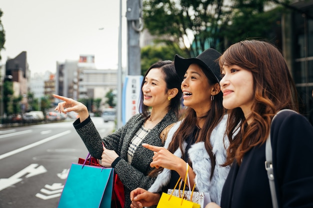 東京で時間を過ごし、市内のさまざまなエリアで買い物をする日本人女性のグループ