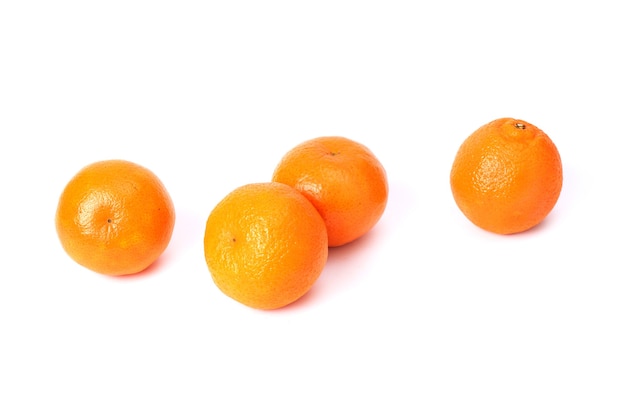Группа сочных оранжевых мандаринов на белом фоне.