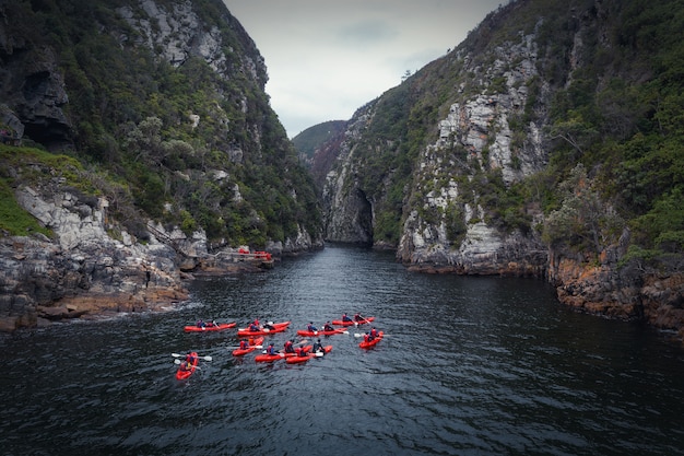 Foto raggruppi il kayak in canyon del fiume in knysna, sudafrica