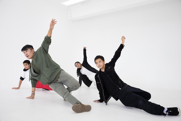 Группа детей-мальчиков-подростков с учителем танцев в студии танцевального класса