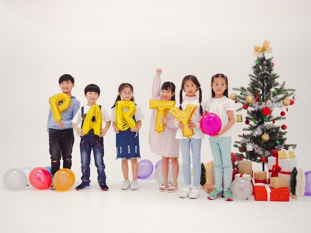 아이들의 그룹은 파티를 축하하고 함께 크리스마스 재미를 즐길 수