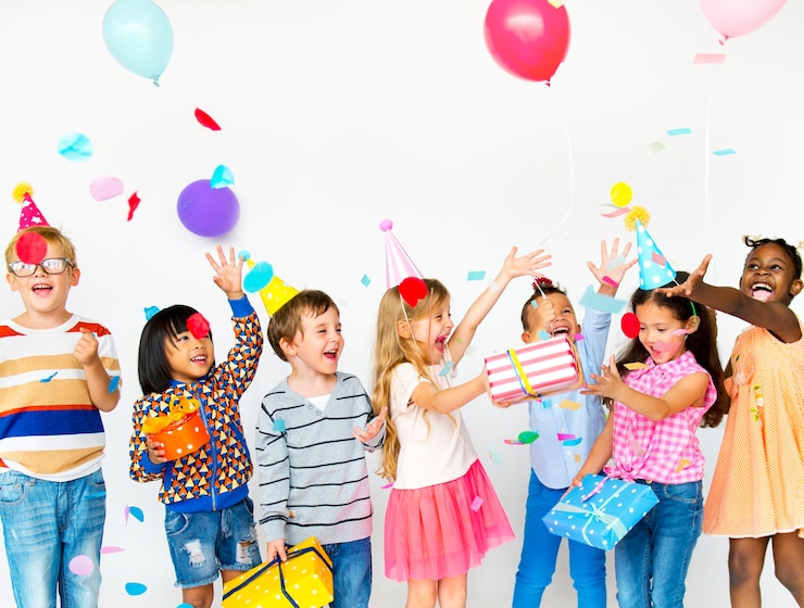 Photo group of kids celebrate party fun together