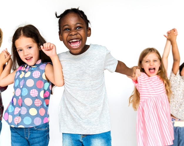 Foto gruppo di bambini divertimento godendo la felicità insieme