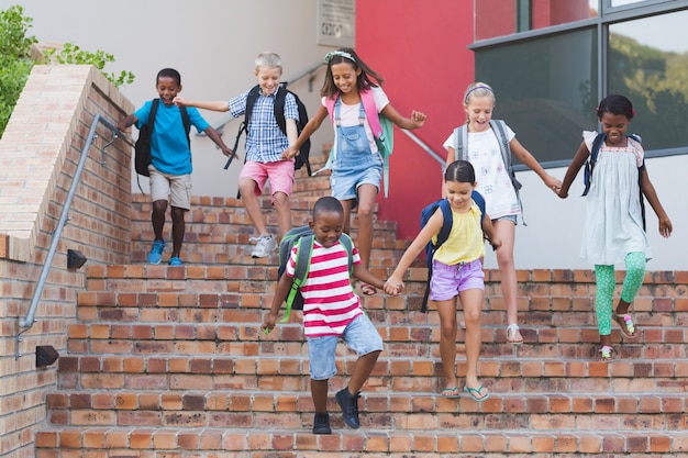 Gruppo di bambini scendendo dalla scala