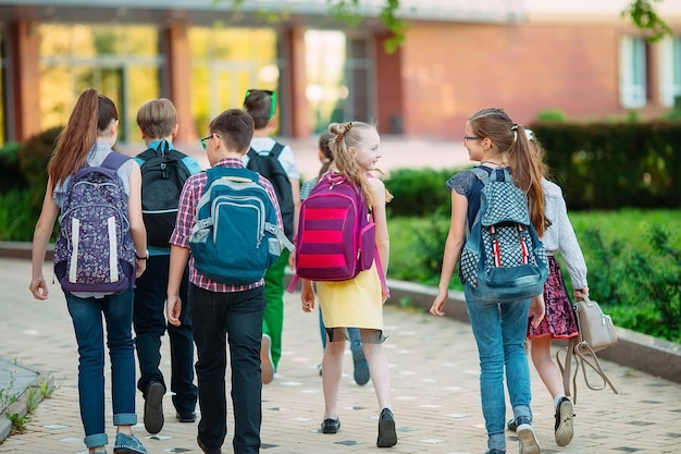 Foto gruppo di ragazzi che vanno a scuola insieme.