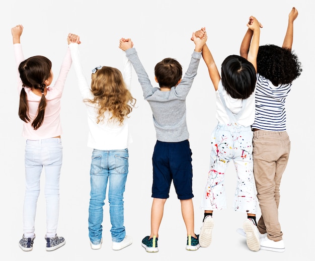 Gruppo di bambini che si tengono per mano