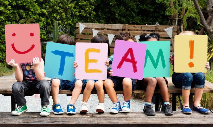 Photo 플래 카드를 들고 아이의 그룹 양식 "team!"