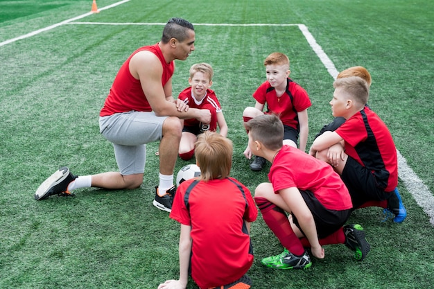 Gruppo di bambini che ascoltano pep talk