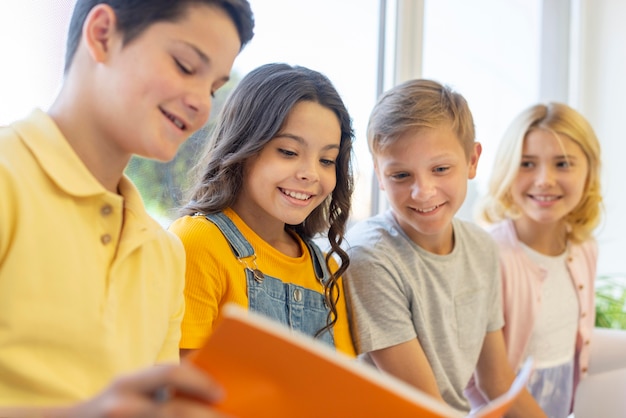 Foto gruppo di bambini che leggono insieme