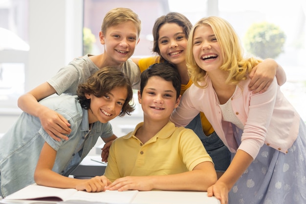 Foto gruppo di bambini a scuola