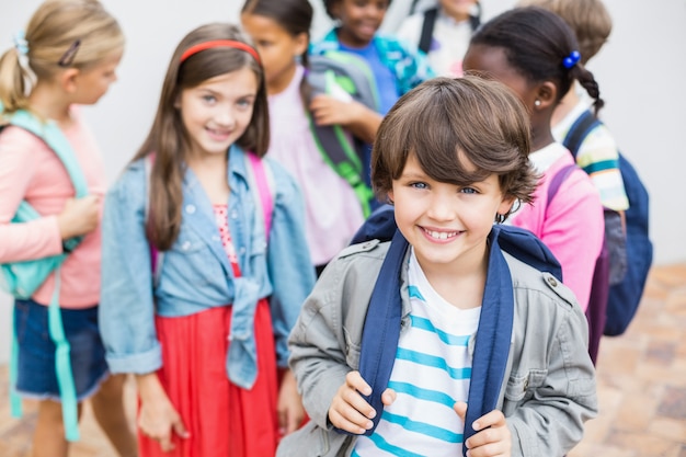 学校のテラスに立っている子供たちのグループ