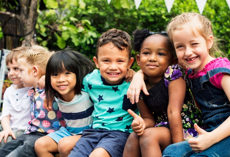 Photo group of kindergarten kids friends arm around sitting and smiling fun