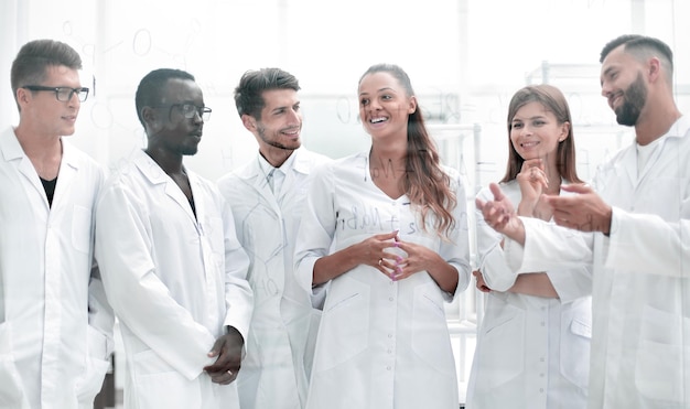 Foto gruppo di dipendenti di laboratorio