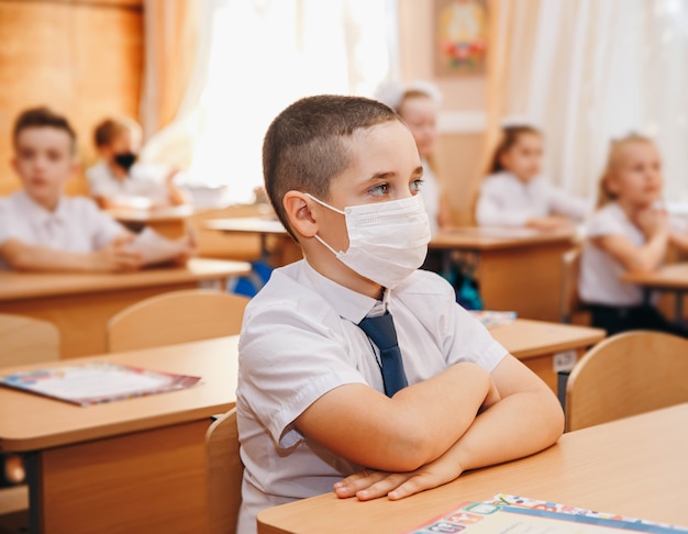 Gruppo di piccoli studenti che studiano in una scuola amichevole