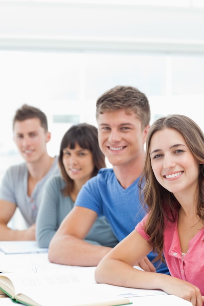 Foto un gruppo che guarda davanti a loro nella telecamera mentre sorridono