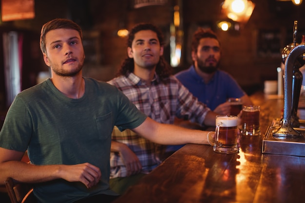 Gruppo di amici maschi che guardano la partita di calcio